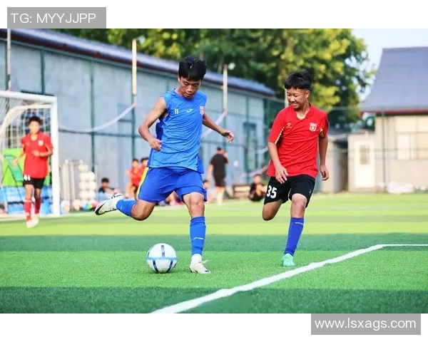 在绿茵场上忙着踢足球的少年们追逐梦想与友谊的故事