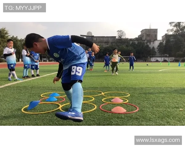 家庭足球玩具带来的快乐时光让孩子们在游戏中锻炼身体培养团队精神