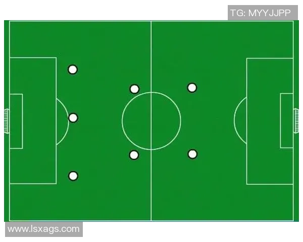足球8人制战术解析与站位图解详解助你提升比赛水平